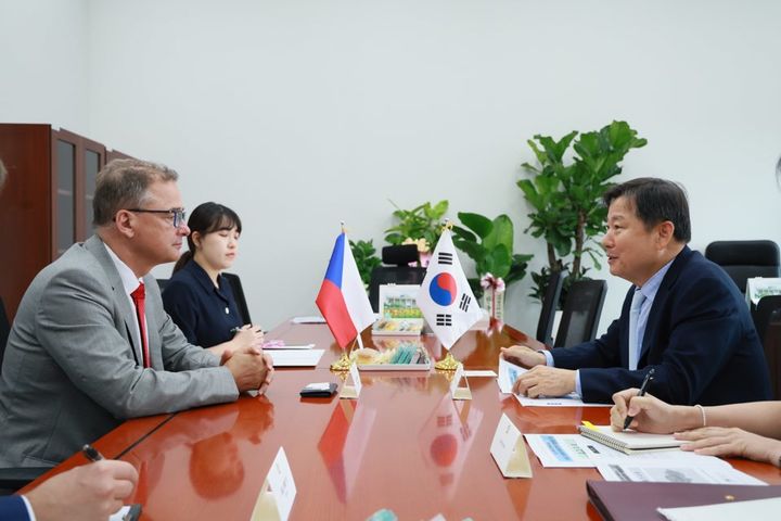 [서울=뉴시스] 국회 산업통상자원중소벤처기업위원회(산자위) 위원장인 이철규 국민의힘 의원이 24일 주한 체코대사를 만나고 있다. 2024.07.24 (사진 출처 = 이철규 의원실) *재판매 및 DB 금지  *재판매 및 DB 금지