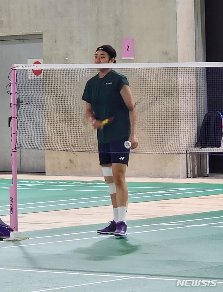 [파리=뉴시스] 김희준 기자 = 안세영이 24일(한국시각) 프랑스 파리 포르트 드 라샤펠 아레나 웜업 구역에서 훈련을 하고 있다. 2024.07.24jinxijun@newsis.com