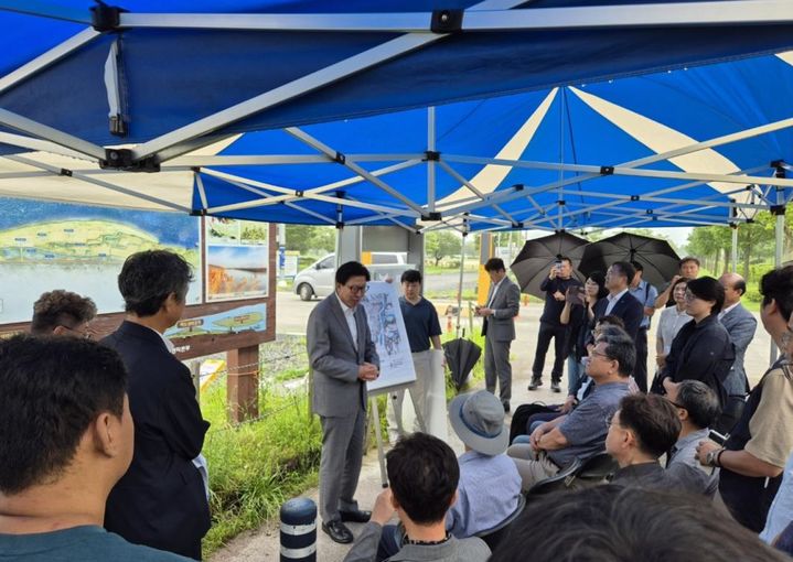 [부산=뉴시스] 국가유산청 자연유산위원회의 국가지정 유산 현상변경 심의에서 대저·장낙대교 건설사업이 조건부 가결로 통과됐다. 지난 18일 국가유산청 자연유산위원회 현장답사에서 박형준 부산시장이 직접 현장에서 설명하고 있는 모습. (사진=부산시 제공) 2024.07.24. photo@newsis.com *재판매 및 DB 금지