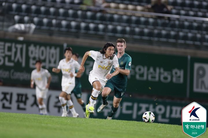 [서울=뉴시스] 프로축구 K리그2 서울이랜드FC의 카즈키가 24일 오후 7시30분 김포솔터축구장에서 열린 '하나은행 K리그2 24라운드 김포FC와의 원정 경기에서 공을 몰고 가고 있다. (사진=한국프로축구연맹 제공) 2024.07.24.  *재판매 및 DB 금지