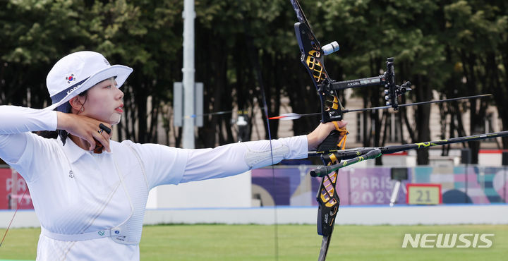 [파리=뉴시스] 김진아 기자 = 지난 10번의 올림픽 중 9번을 우승한 '세계 최강' 한국 여자 양궁이 올해에도 그 영광을 이어갈 수 있을지 주목된다. 사진은 2024 파리올림픽 대한민국 양궁대표팀 임시현이 23일(현지시각) 오전 프랑스 파리 레쟁발리드에 마련된 양궁 경기장에서 훈련을 하고 있는 모습. 2024.07.24. bluesoda@newsis.com