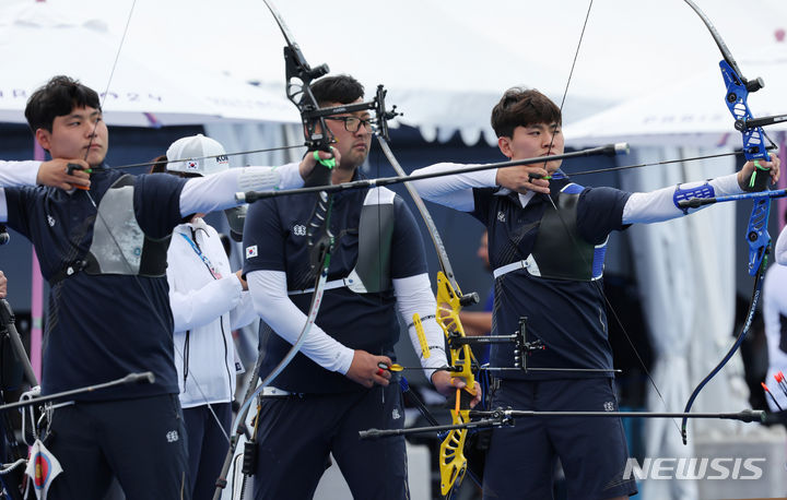 [파리=뉴시스] 김진아 기자 =  2024 파리올림픽 대한민국 양궁대표팀 이우석, 김우진, 김제덕이 23일(현지시각)  프랑스 파리 레쟁발리드에 마련된 양궁 경기장에서 훈련을 하고 있다. 2024.07.24. bluesoda@newsis.com