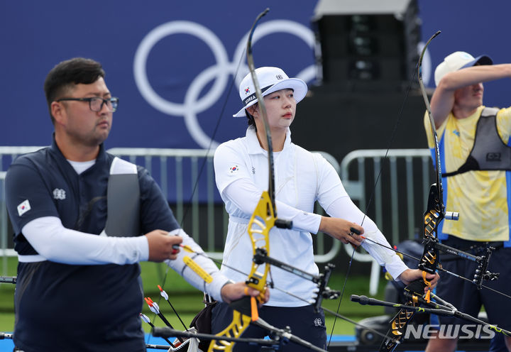 [파리=뉴시스] 김진아 기자 = 2024 파리올림픽 대한민국 양궁대표팀 임시현, 김우진이 23일(현지시각) 프랑스 파리 레쟁발리드에 마련된 결승 경기장에서 훈련을 하고 있다. 2024.07.24. bluesoda@newsis.com