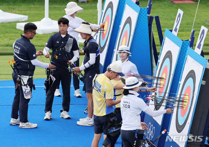 [파리=뉴시스] 김진아 기자 = 2024 파리올림픽 대한민국 양궁대표팀이 지난 23일(현지시각) 프랑스 파리 레쟁발리드에 마련된 결승 경기장에서 과녁을 확인하고 있다. 2024.07.24. bluesoda@newsis.com