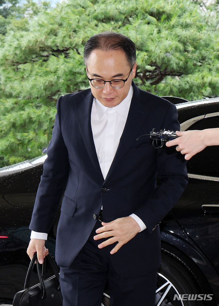 [서울=뉴시스] 김명년 기자 = 이원석 검찰총장이 24일 오전 서울 서초구 대검찰청으로 출근하고 있다. 2024.07.24. kmn@newsis.com