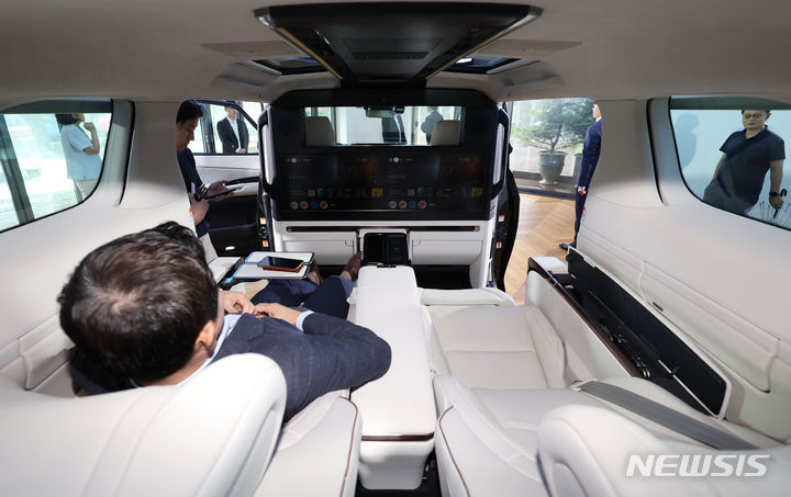 [서울=뉴시스] 추상철 기자 = 24일 오전 서울 강남구 앤헤이븐에서 렉서스 플래그십 MPV 'THE ALL-NEW LM 500h'가 공개되고 있다. 2024.07.24. scchoo@newsis.com