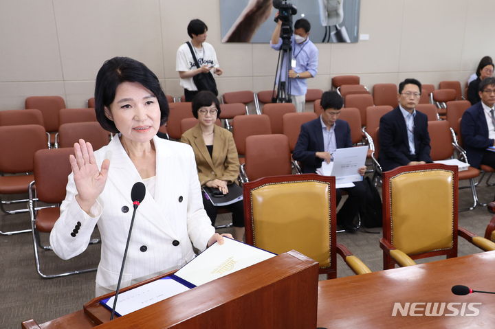 [서울=뉴시스] 고승민 기자 = 이진숙 방송통신위원장 후보자가 24일 서울 여의도 국회에서 열린 제2차 과학기술정보방송통신위원회 인사청문회에서 선서를 하고 있다. 2024.07.24. kkssmm99@newsis.com