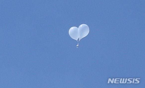 [서울=뉴시스] 조수정 기자 = 24일 오전 서울 용산 대통령실 인근 상공에 북한에서 띄운 것으로 추정되는 오물풍선이 낙하하고 있다. 2024.07.24. chocrystal@newsis.com