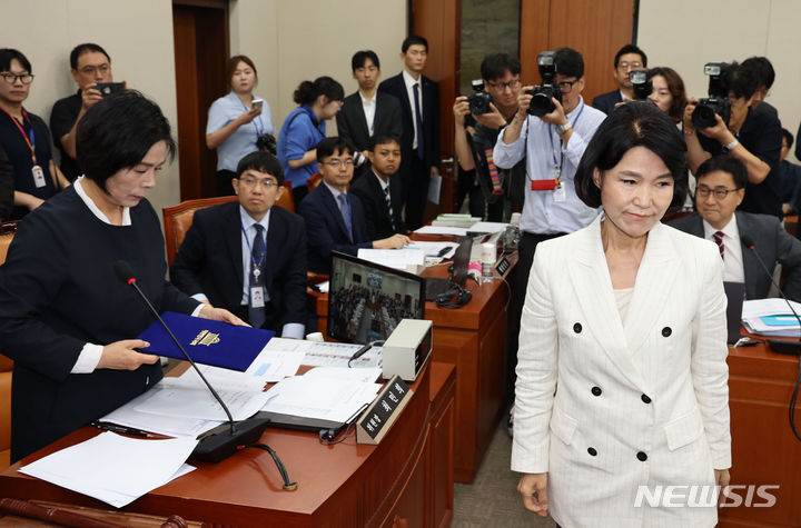 [서울=뉴시스] 권창회 기자 = 이진숙 방송통신위원회 위원장 후보자가 24일 오전 서울 여의도 국회에서 열린 과학기술정보방송통신위원회 전체회의 인사청문회에서 최민희 국회 과학기술정보방송통신위원회 위원장에게 선서문을 전달한 뒤 인사를 안하고 자리로 이동하고 있다. 2024.07.24. kch0523@newsis.com