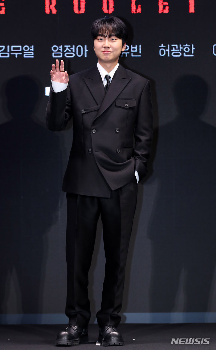 [서울=뉴시스] 김혜진 기자 = 배우 성유빈이 24일 오전 서울 영등포구 콘래드 호텔에서 열린 디즈니+ 오리지널 시리즈 '노 웨이 아웃 : 더 룰렛' 제작발표회에서 포즈를 취하고 있다.'노 웨이 아웃 : 더 룰렛'은 희대의 흉악범이 출소하자 200억 원의 현상금을 건 공개살인청부가 벌어지는 가운데, 죽이려는 자와 살아남으려는 자 사이에서 펼쳐지는 대결을 다룬 드라마로 오는 31일 공개된다. 2024.07.24. jini@newsis.com