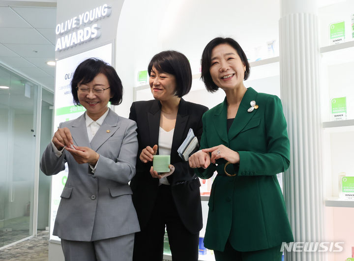 [서울=뉴시스] 황준선 기자 = 오유경(왼쪽부터) 식품의약품안전처 처장, 이선정 CJ올리브영 대표, 오영주 중소벤처기업부 장관이 지난 24일 오전 서울 중구 올리브영 본사에서 열린 K-뷰티 중소·벤처기업 글로벌 경쟁력 강화 방안 발표 및 업무협약식에서 국산 중소·벤처기업 화장품을 체험하고 있다. 2024.07.24. hwang@newsis.com