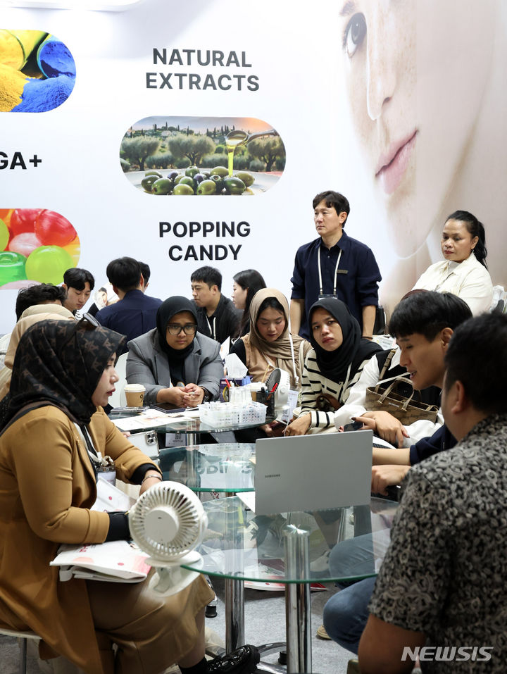 [서울=뉴시스] 추상철 기자 = 24일 오전 서울 강남구 코엑스에서 열린 '2024 인-코스메틱스 코리아'에서 인도네시아 바이어가 화장품 원료 등에 대한 설명을 듣고 있다. 2024.07.24. scchoo@newsis.com