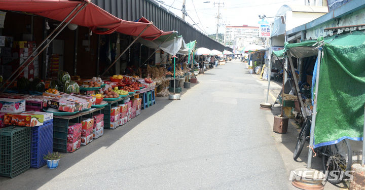 [전주=뉴시스] 김얼 기자 = 무더위가 연일 기승을 부리고 있는 24일 전북 전주시 전주남부시장이 폭염으로 찾는 시민들이 없어 한산한 모습을 보이고 있다. 2024.07.24. pmkeul@newsis.com