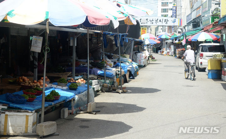 [전주=뉴시스] 김얼 기자 = 24일 전북 전주남부시장이 폭염으로 찾는 시민들이 없어 한산하다. 2024.07.24. pmkeul@newsis.com