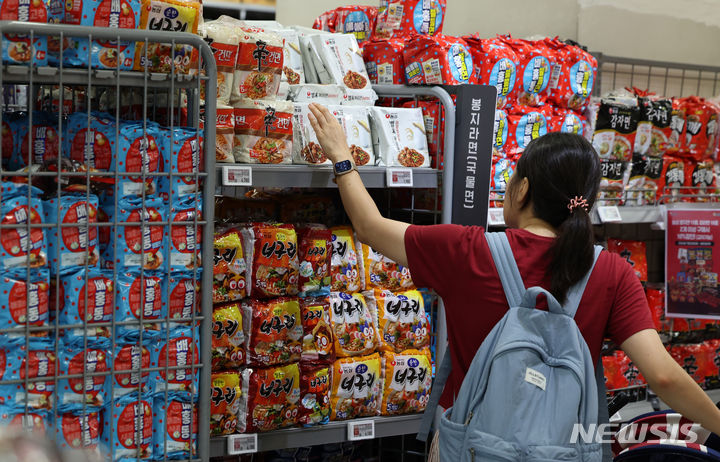 [서울=뉴시스] 이영환 기자 = 24일 서울 시내의 대형마트에서 라면이 판매되고 있다.2024.07.24. 20hwan@newsis.com