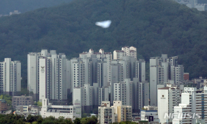 [서울=뉴시스] 전신 기자 = 24일 서울 상공에 북한이 살포한 오물풍선에서 떨어진 종이 쓰레기가 떠다니고 있다. 2024.07.24. photo1006@newsis.com