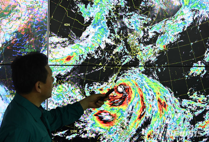 [수원=뉴시스] 김종택 기자 = 24일 경기도 수원시 권선구 수도권기상청에서 예보관이 한반도 일대의 장마 현황과 제3호 태풍 '개미'의 이동경로 등을 예의주시하고 있다. 기상청은 태풍이 한반도에 직접적인 영향을 끼치진 않겠지만 '태풍의 세력과 이동 경로에 따라서 장마와 폭염 양상이 달라질 수 있다'라고 밝혔다. 2024.07.24. jtk@newsis.com