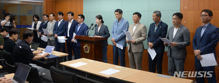 [전주=뉴시스] 김얼 기자 = 전북특별자치도의회 더불어민주당, 진보당, 정의당 소속 의원들이 24일 전북 전주시 전북특별자치도의회 기자회견장에서 '국민의힘 전북 간첩 망언 규탄' 기자회견을 열고 질의에 답변하고 있다. 2024.07.24. pmkeul@newsis.com