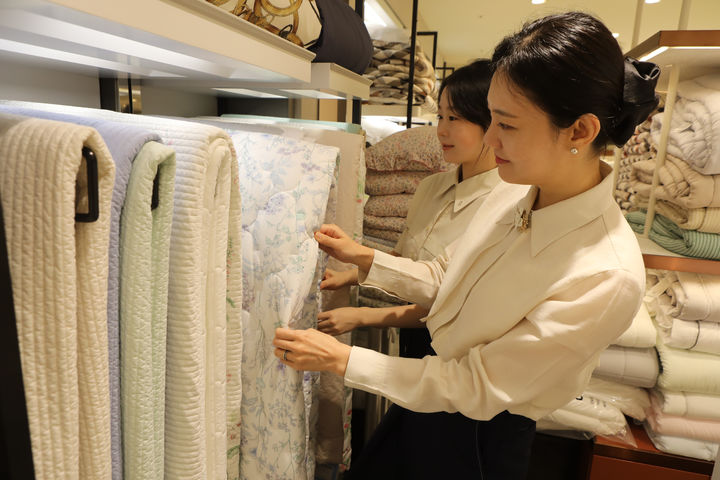 롯데백화점 광주점 코지네스트&레노마 매장에서 여름 침구를 특가로 제안하는 '썸머 블랙데이 상품전' 행사를 오는 26일부터 8월 1일까지 진행한다. (사진=롯데백화점 광주점 제공) photo@newsis.com *재판매 및 DB 금지