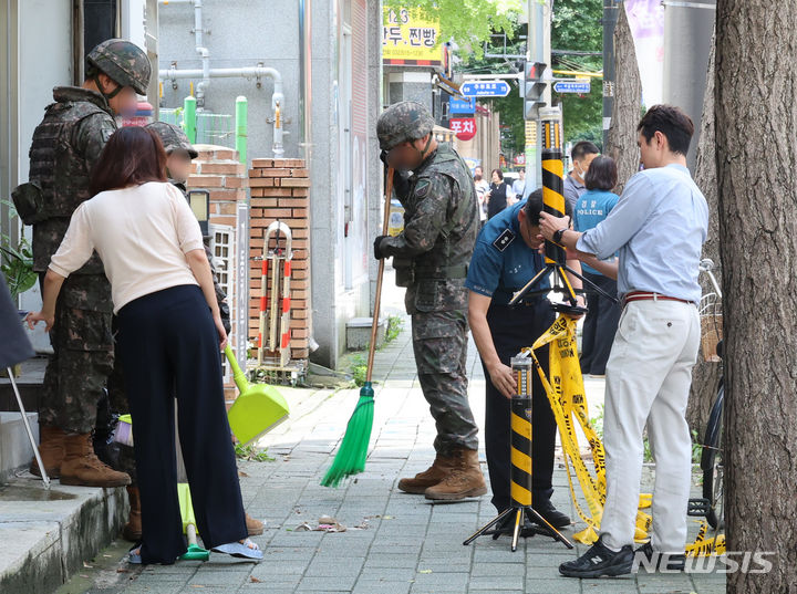 [인천=뉴시스] 전진환 기자 = 북한이 재차 오물풍선을 날려 보낸 24일 오후 인천 부평구 부평고등학교 인근 인도에서 군 장병들이 풍선에서 떨어진 것으로 추정되는 내용물을 수거한 후 경찰이 차단선을 철거하고 있다.   2024.07.24. amin2@newsis.com