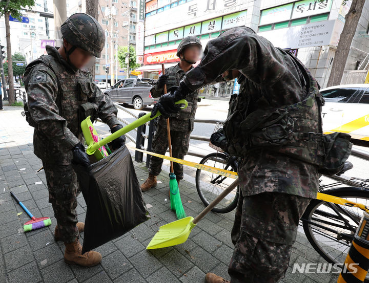 [인천=뉴시스] 전진환 기자 = 북한이 재차 오물풍선을 날려 보낸 지난 24일 오후 인천 부평구 부평고등학교 인근 인도에서 군 장병들이 풍선에서 떨어진 것으로 추정되는 내용물을 수거하고 있다.   2024.07.24. amin2@newsis.com