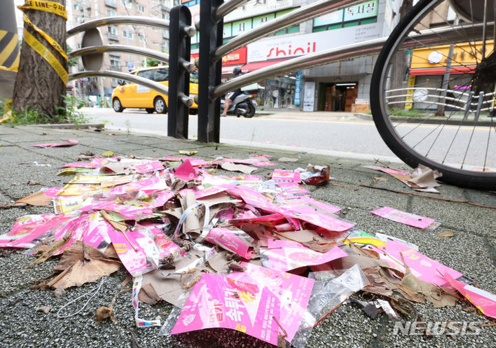 [인천=뉴시스] 전진환 기자 = 북한이 재차 오물풍선을 날려 보낸 24일 오후 인천 부평구 부평고등학교 인근 인도에 풍선에서 떨어진 것으로 추정되는 인쇄물이 흩어져 있다.   2024.07.24. amin2@newsis.com