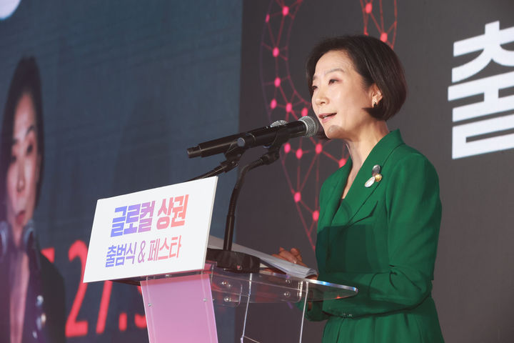 [서울=뉴시스] 김근수 기자 = 오영주 중소벤처기업부 장관이 지난 24일 전북 전주 남부시장 내 문화공판장 작당에서 열린 ‘글로컬 상권 출범식&페스타’에서 인사말을 하고 있다. (사진= 중소벤처기업부 제공) 2024.07.24. photo@newsis.com *재판매 및 DB 금지