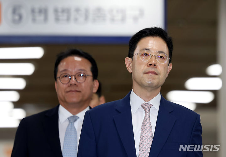 [서울=뉴시스] 김명년 기자 = 손준성 대구고검 차장검사의 이른바 '고발사주' 의혹 사건 심리를 맡은 항소심 재판부가 선고를 하루 앞두고 변론을 재개했다. 이에 따라 손 차장검사에 대한 항소심 선고가 미뤄졌다. 사진은 손 차장검사가 지난 7월24일 오후 서울 서초구 서울고등법원에서 열린 항소심 결심 공판에 출석하고 있는 모습. 2024.07.24. kmn@newsis.com