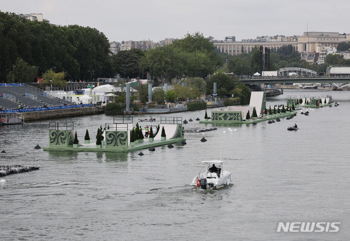 [파리=뉴시스] 김진아 기자 = 2024 파리 올림픽 개막을 이틀 앞둔 24일(현지시각) 프랑스 파리 에펠탑 인근 센강에 개막식을 위한 조형물이 설치되고 있다. 2024.07.24. bluesoda@newsis.com