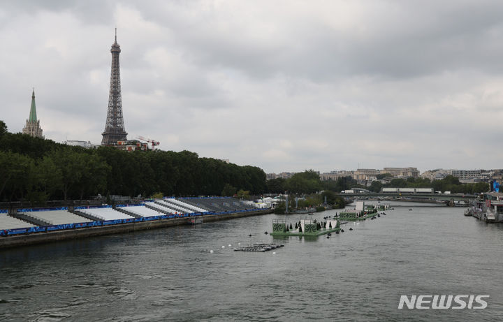 [파리=뉴시스] 김진아 기자 = 2024 파리 올림픽 개막을 이틀 앞둔 24일(현지시각) 프랑스 파리 에펠탑 인근 센강에 개막식을 위한 조형물이 설치되고 있다. 2024.07.24. bluesoda@newsis.com