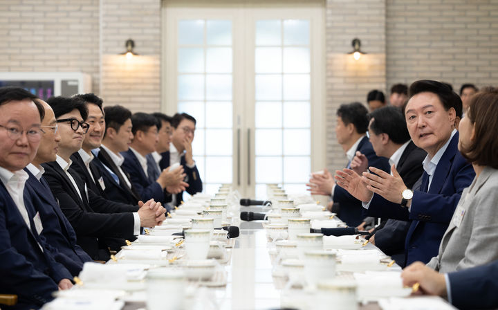 [서울=뉴시스] 최진석 기자 = 윤석열 대통령이 24일 서울 용산 대통령실 파인그라스에서 국민의힘 한동훈 신임 당대표, 추경호 원내대표 등의 신임 당 지도부와 당 대표 선거 출마자들을 초청해 만찬을 하고 있다. (사진=대통령실 제공) 2024.07.24. photo@newsis.com *재판매 및 DB 금지