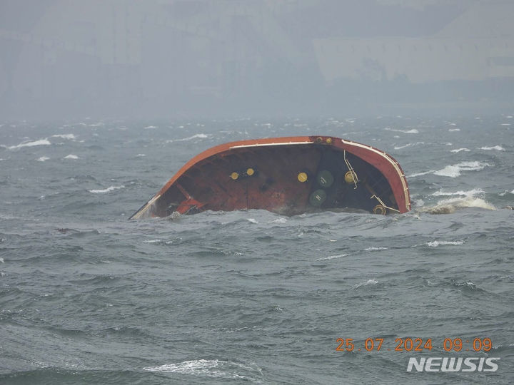 [마닐라=AP/뉴시스] 필리핀 해안경비대가 제공한 사진에 필리핀 국적 유조선 'MT 테라 노바'가 25일(현지시각) 필리핀 마닐라만에서 침몰하고 있다. 이 사고로 선원 17명 중 1명이 실종된 것으로 알려졌다. 필리핀 해안경비대는 산업유 150만 리터를 실은 유조선이 침몰하면서 유출된 기름이 마닐라에 도달하지 않게 사투를 벌이고 있다고 전했다. 2024.07.25.