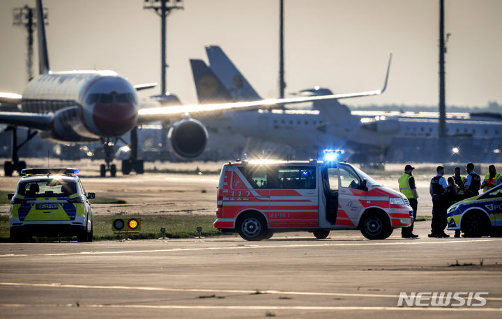 [프랑크푸르트(독일)=AP/뉴시스]독일 프랑크푸르트 공항 활주로에 25일 긴급 차량과 경찰차들이 서 있다. 24일 독일 서부 쾰른-본 공항에서 접착제로 자신들의 몸을 공항 유도로에 붙이는 기후운동가들의 시위로 모든 항공편 운항이 중단된데 이어 하루만인 25일에는 독일에서 가장 붐비는 프랑크푸르트 공항도 기후운동가들의 같은 시위로 운항이 일시적으로 중단됐다고 당국이 발표했다. 100편 이상의 항공편이 결항됐다. 2024.07.25. 