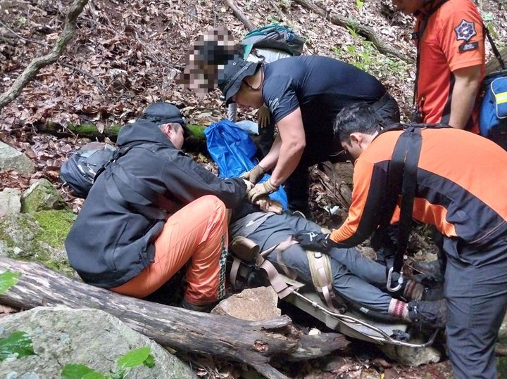 [봉화=뉴시스] 119구조대가 트레킹 중 추락한 사고자를 구조하고 있다. (사진=경북소방본부 제공) 2024.07.25. photo@newsis.com *재판매 및 DB 금지