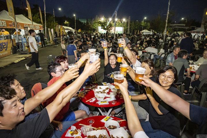 [울산=뉴시스] 제1회 울산 진장 살얼음 맥주축제 모습. (사진=뉴시스 DB). photo@newsis.com *재판매 및 DB 금지