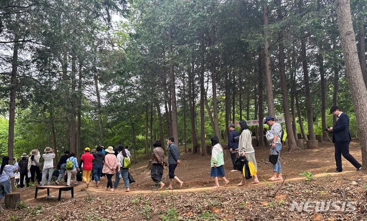 [완주=뉴시스] 완주군 황토 맨발걷기. *재판매 및 DB 금지