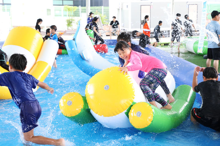 [금산=뉴시스] 조명휘 기자 = 제4회 금산삼계탕축제가 열리는 금산세계인삼엑스포 광장에 마련된 물놀이터에서 어린이들이 물놀이를 즐기고 있다. (사진= 금산군 제공) 2024.07.25. photo@newsis.com *재판매 및 DB 금지