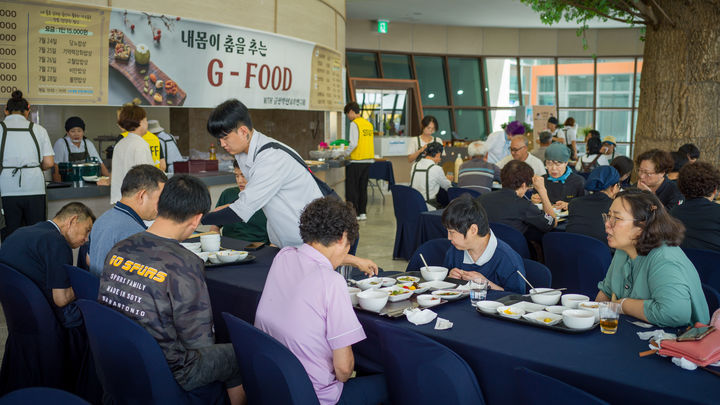 [사진=뉴시스DB] 금산삼계탕축제에 마련된 금산약선요리 코너에서 관광객들이 음식을 즐기고 있다.&nbsp; *재판매 및 DB 금지