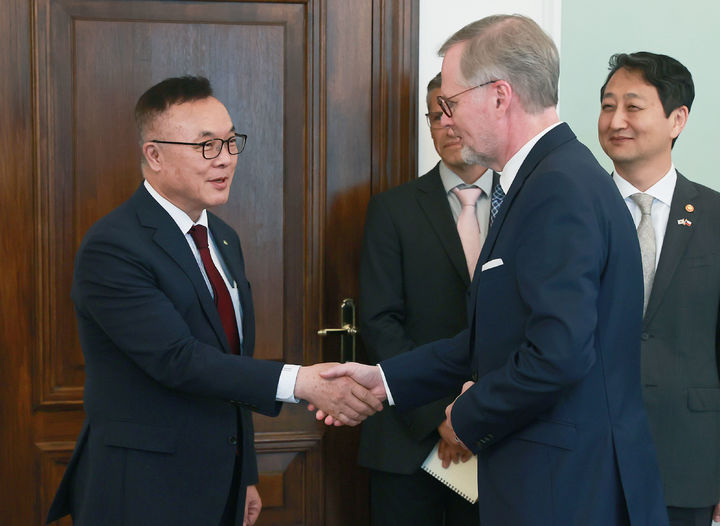 [세종=뉴시스]황주호 한국수력원자력 사장이 24일(현지시간) 체코 신규원전사업 우선협상대상자로 한국수력원자력을 선정한 것에 대해 감사 인사를 전하며 페트르 피알라 체코 총리와 악수하고 있다.(사진=한국수력원자력 제공) *재판매 및 DB 금지