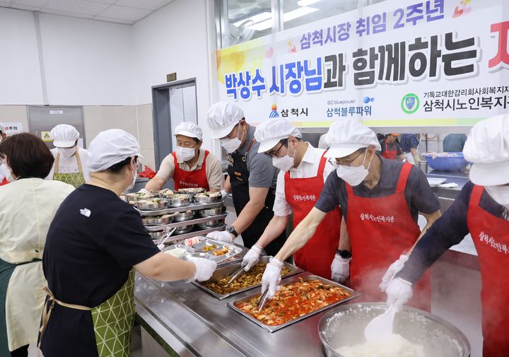 박상수 삼척시장이 25일 삼척시노인복지관을 방문해 어르신들을 대상으로 배식봉사 활동을 진행했다. 삼척시 제공 *재판매 및 DB 금지