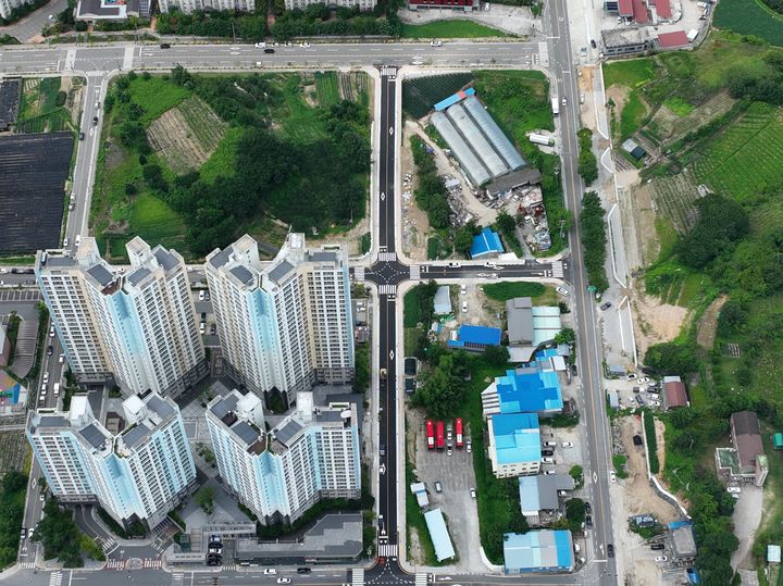 [함양=뉴시스] 함양군청 함양읍 교산리 공동주택 주변 도시계획도로 전면 개통 *재판매 및 DB 금지 *재판매 및 DB 금지