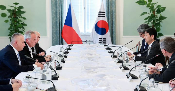 [서울=뉴시스] 안덕근 산업통상자원부 장관이 24일(현지시각) 체코 프라하 총리실에서 요젭 시켈라 체코 산업통상부 장관과 면담하고 있다. (사진=산업통상자원부 제공) 2024.07.25. photo@newsis.com *재판매 및 DB 금지