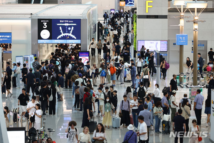 [인천공항=뉴시스] 황준선 기자 = 본격적인 여름 휴가철을 맞은 25일 오전 인천국제공항 1터미널 출국장이 여행객들로 붐비고 있다. 2024.07.25. hwang@newsis.com