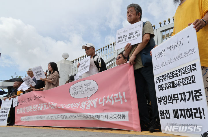 [서울=뉴시스] 기초법바로세우기 공동행동 등 참석자들이 지난해 7월 25일 오전 서울 종로구 정부서울청사 앞에서 정부 중앙생활보장위원회에 기준중위소득 현실화와 부양의무자기준 완전 폐지를 요구하는 민중생활보장위원회 기자회견을 하는 모습. (사진=뉴시스 DB) 2024.07.25. photo@newsis.com