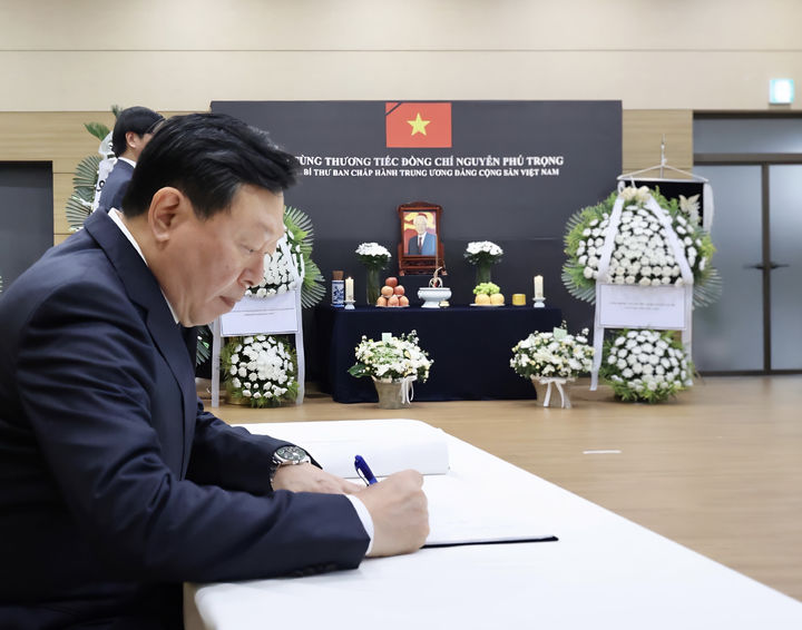 [서울=뉴시스] 신동빈 롯데 회장이 25일 오전 서울 종로구 주한 베트남 대사관에 마련된 고 응우옌 푸 쫑 베트남 공산당 서기장 분향소를 방문해 조문록을 작성하고 있다. (사진=롯데지주 제공) 2024.07.25. photo@newsis.com *재판매 및 DB 금지