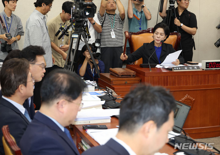 [서울=뉴시스] 고승민 기자 = 최민희 국회 과방위원장이 25일 서울 여의도 국회에서 열린 과학기술정보방송통신위원회의 이진숙 방송통신위원장 후보자 인사청문회에서 증인 관련 안건을 통과시키고 있다. 2024.07.25. kkssmm99@newsis.com