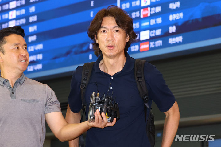 [인천공항=뉴시스] 황준선 기자 = 홍명보 대한민국 축구 국가대표팀 감독이 25일 오전 유럽 출장을 마친 뒤 인천국제공항을 통해 귀국하며 취재진에게 입장을 밝히고 있다.홍 감독은 스페인과 포르투갈 등을 비롯해 유럽을 돌며 외국인 코치들을 면접했고 전술적인 부분을 담당할 필드 코치와 피지컬 코치를 물색했다. 또한 토트넘 홋스퍼의 손흥민을 시작으로 바이에른 뮌헨의 김민재와 마인츠의 이재성 등을 만난 것으로 알려졌다. 2024.07.25. hwang@newsis.com