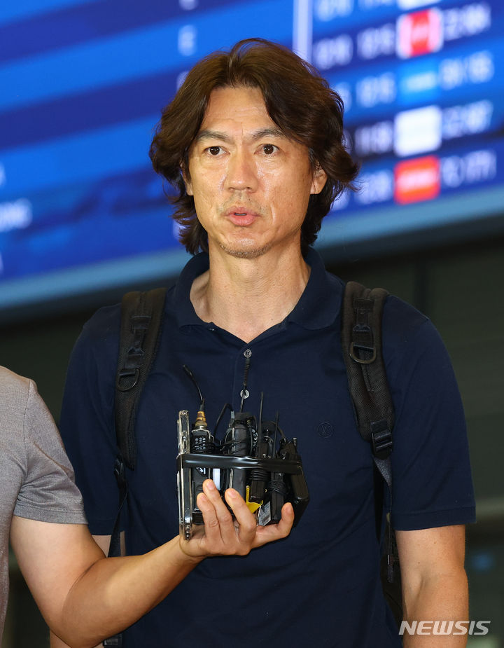 [인천공항=뉴시스] 황준선 기자 = 홍명보 대한민국 축구 국가대표팀 감독이 25일 오전 유럽 출장을 마친 뒤 인천국제공항을 통해 귀국하며 취재진에게 입장을 밝히고 있다.홍 감독은 스페인과 포르투갈 등을 비롯해 유럽을 돌며 외국인 코치들을 면접했고 전술적인 부분을 담당할 필드 코치와 피지컬 코치를 물색했다. 또한 토트넘 홋스퍼의 손흥민을 시작으로 바이에른 뮌헨의 김민재와 마인츠의 이재성 등을 만난 것으로 알려졌다. 2024.07.25. hwang@newsis.com