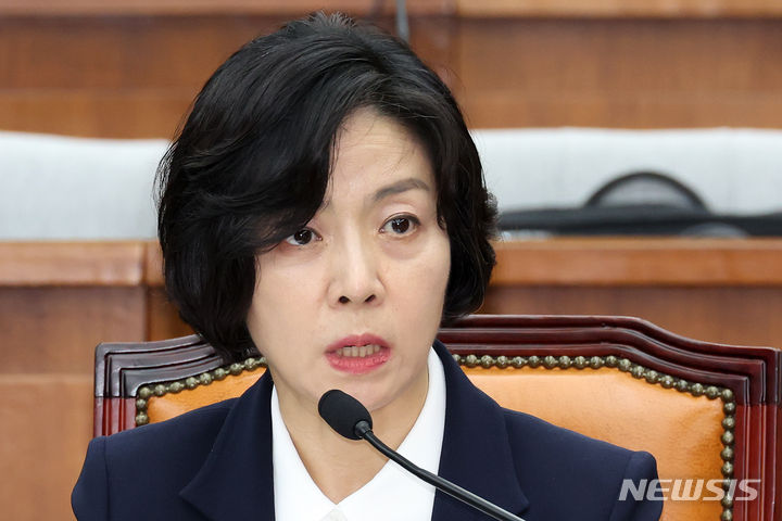 [서울=뉴시스] 대법원의 사법부 인공지능(AI)위원장을 맡아 정책 수립에 관여한 이숙연(사진) 대법관은 17일 "AI는 어디까지나 보조적 역할에 머물러야 한다"고 아시아·태평양 지역 대법원장들에게 강조했다. 사법독립을 위해 인간인 법관이 판단해야 한다는 이야기다. (사진=뉴시스DB). 2026.09.17. photo@newsis.com
