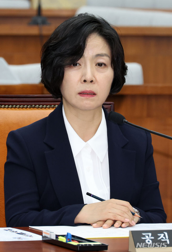 [서울=뉴시스] 조성우 기자 = 이숙연 대법관 후보자가 25일 오전 서울 여의도 국회에서 열린 대법관 임명동의안 심사를 위한 인사청문회에서 의원 질의에 답변하고 있다. 2024.07.25. xconfind@newsis.com